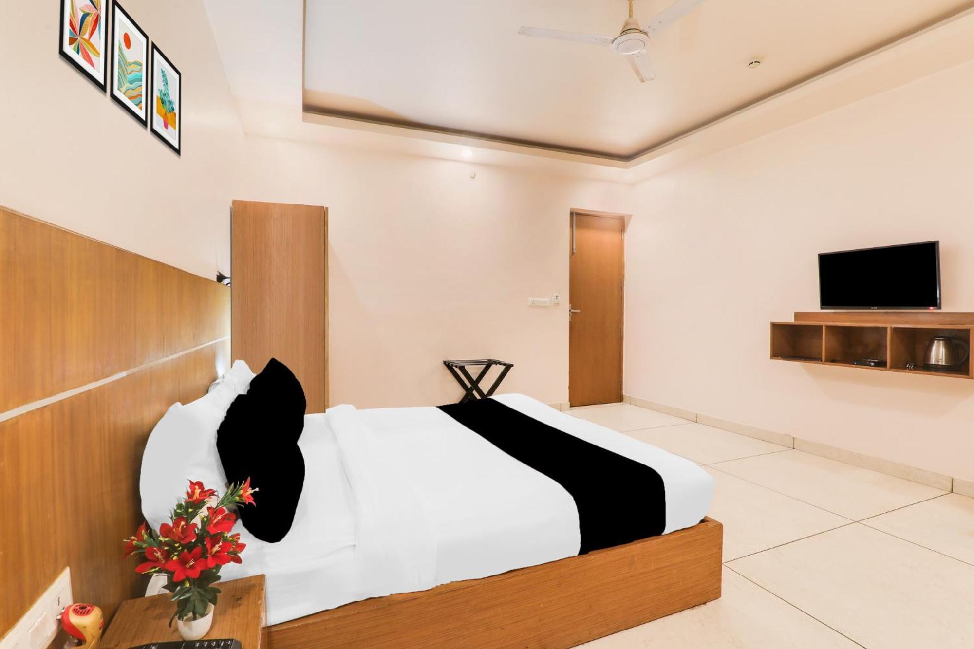 Super Townhouse Viraj Khand Formerly Veridian Inn Chinhat Екстер'єр фото