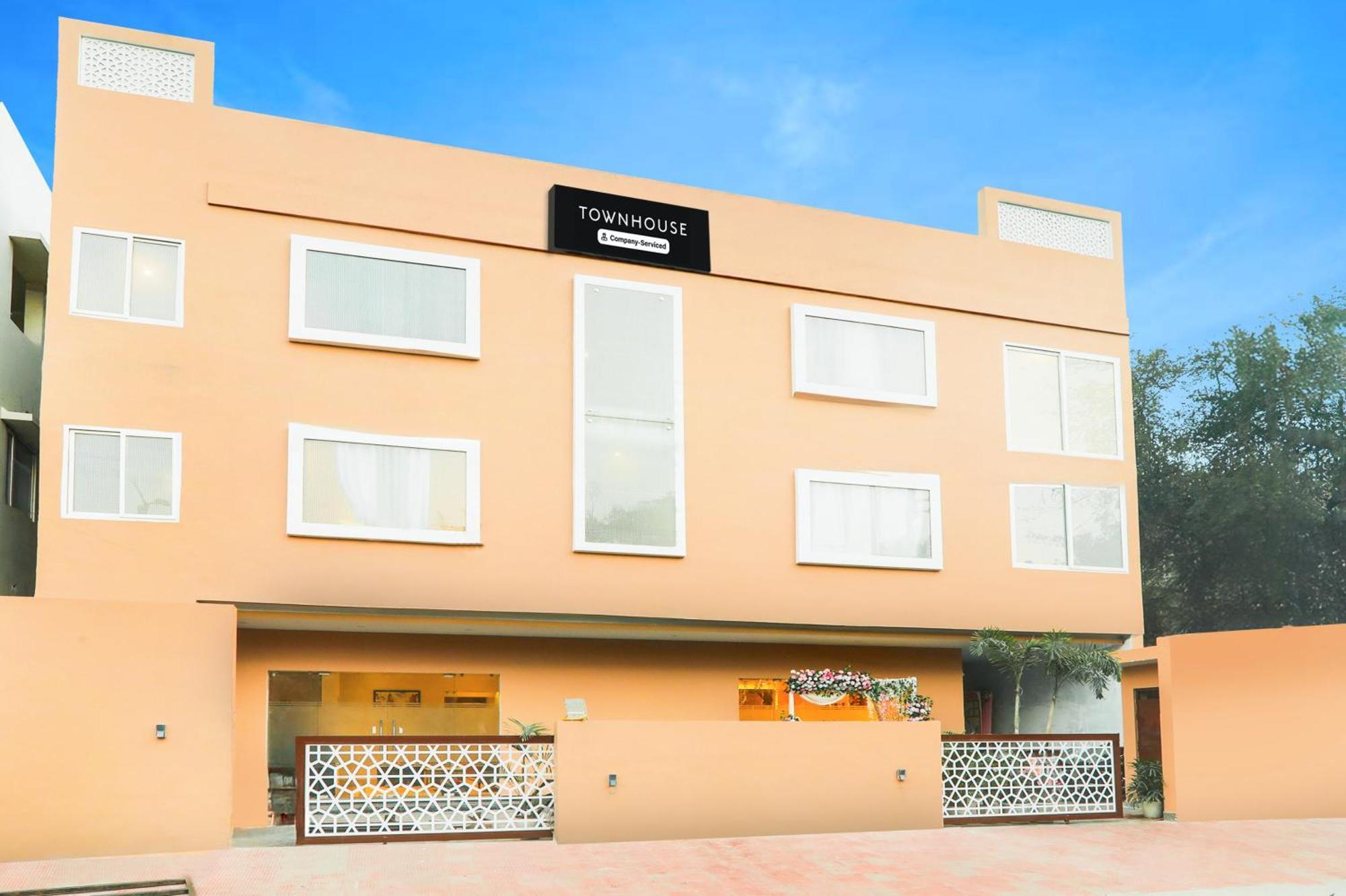 Super Townhouse Viraj Khand Formerly Veridian Inn Chinhat Екстер'єр фото