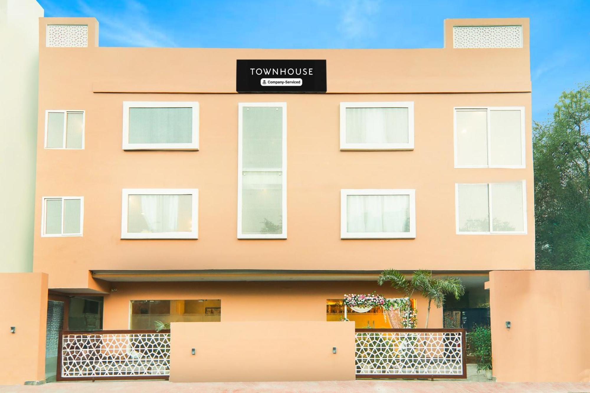 Super Townhouse Viraj Khand Formerly Veridian Inn Chinhat Екстер'єр фото