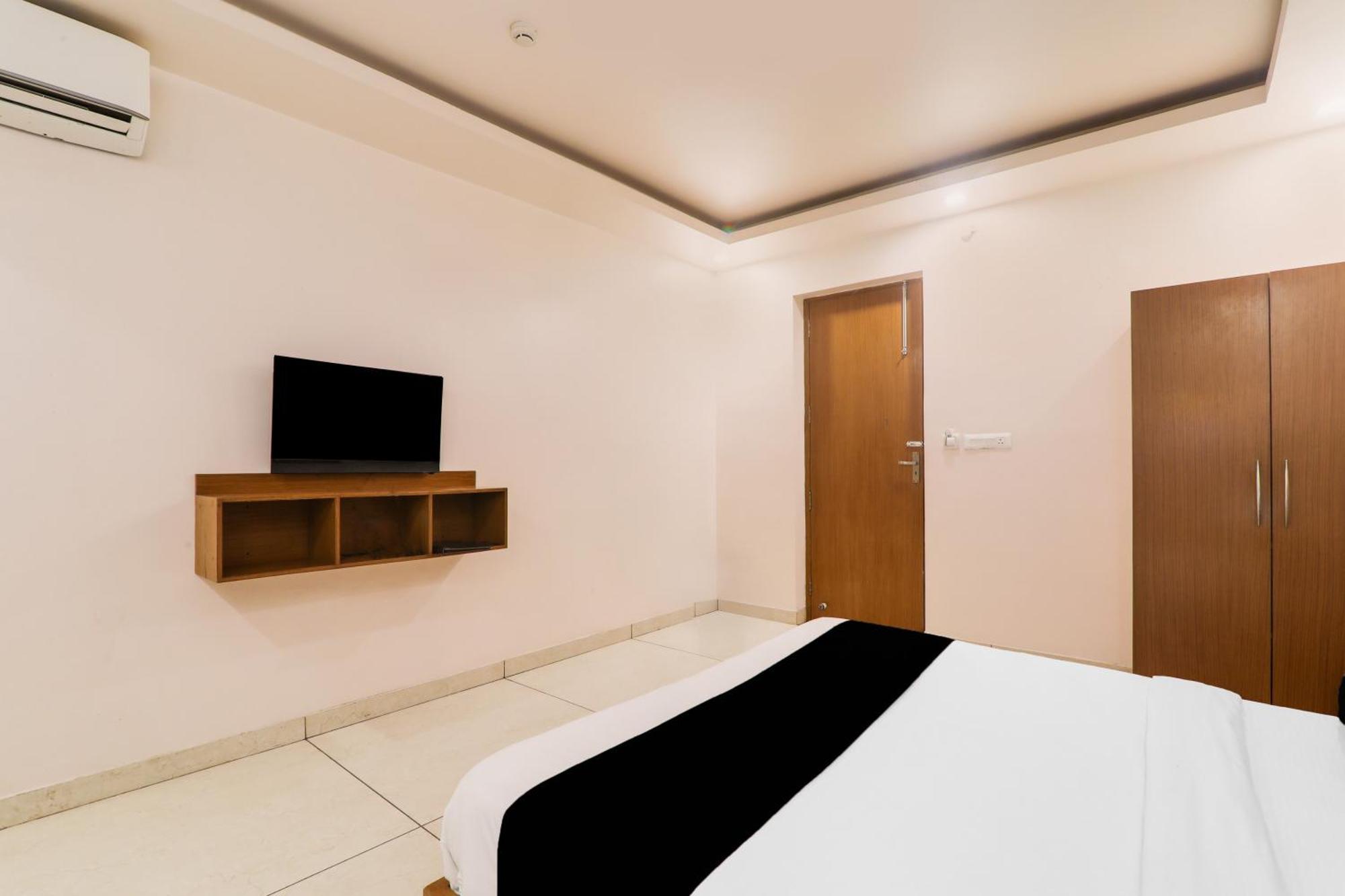 Super Townhouse Viraj Khand Formerly Veridian Inn Chinhat Екстер'єр фото