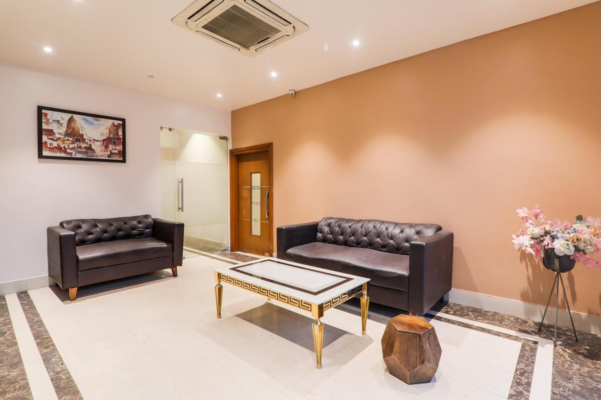 Super Townhouse Viraj Khand Formerly Veridian Inn Chinhat Екстер'єр фото