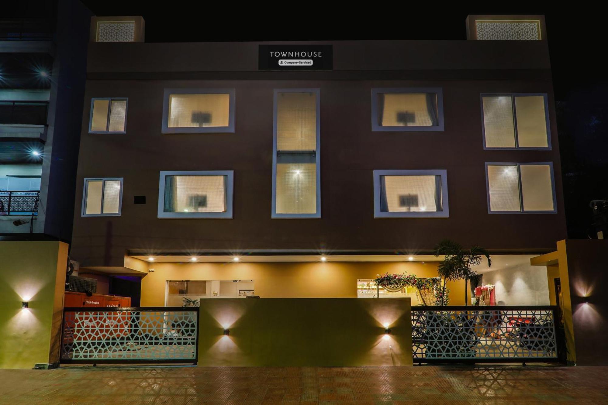 Super Townhouse Viraj Khand Formerly Veridian Inn Chinhat Екстер'єр фото