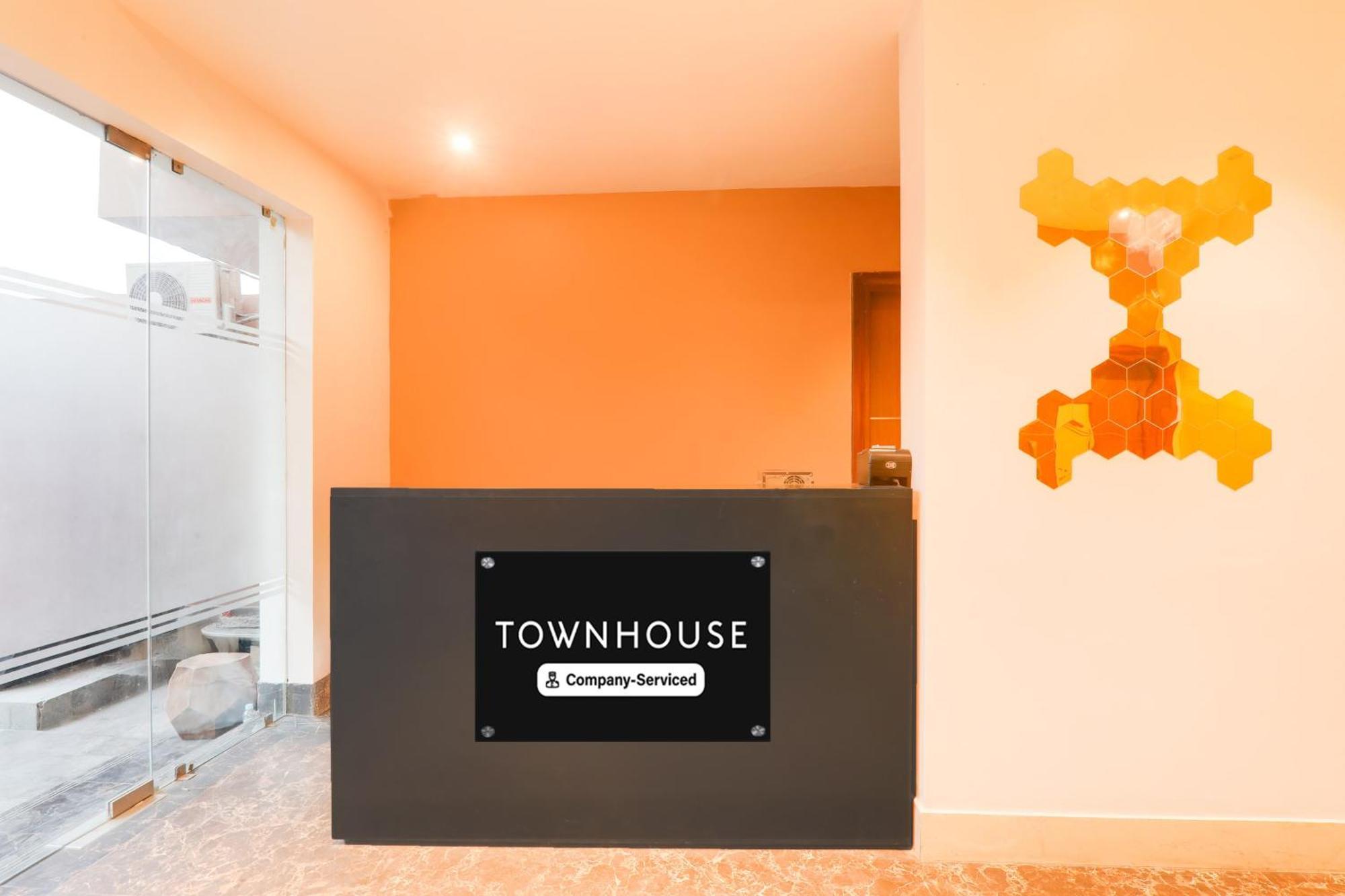 Super Townhouse Viraj Khand Formerly Veridian Inn Chinhat Екстер'єр фото
