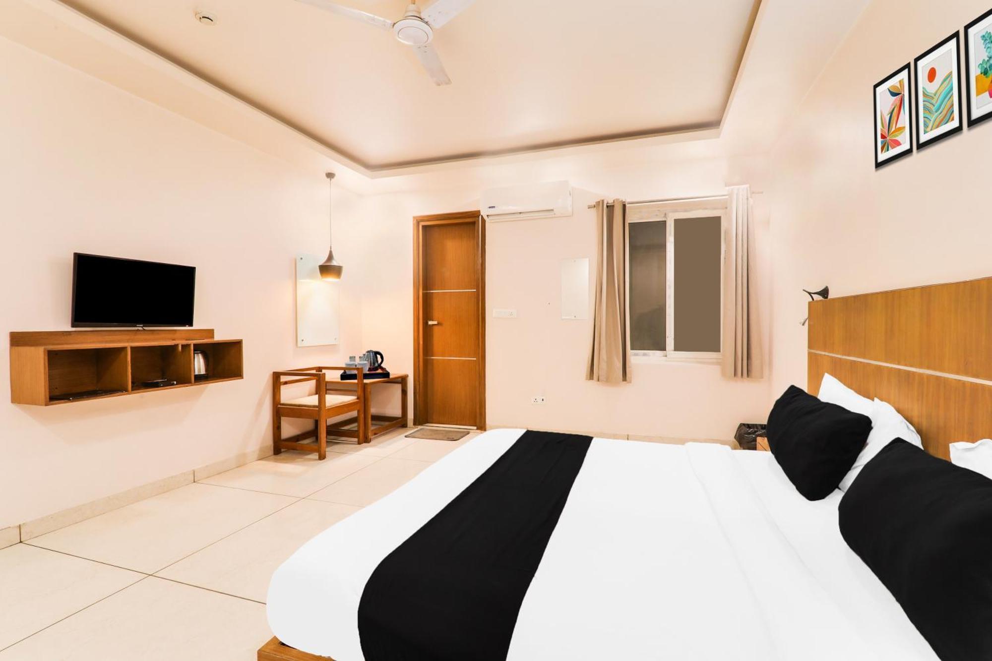 Super Townhouse Viraj Khand Formerly Veridian Inn Chinhat Екстер'єр фото