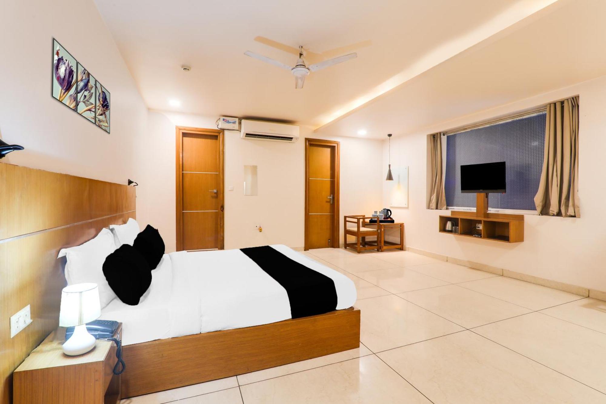 Super Townhouse Viraj Khand Formerly Veridian Inn Chinhat Екстер'єр фото